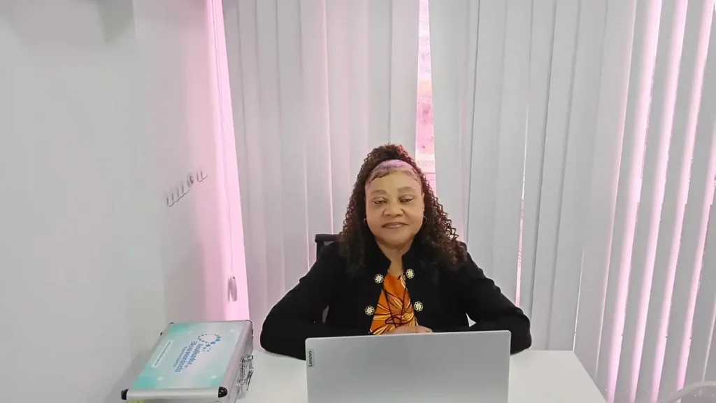 Dra. Silma, fisioterapeuta da clínica Sarayu Fisioterapia e Pilates em Itaguaí RJ, dando as boas-vindas aos clientes em vídeo de apresentação dos serviços de fisioterapia, pilates, RPG e reabilitação.